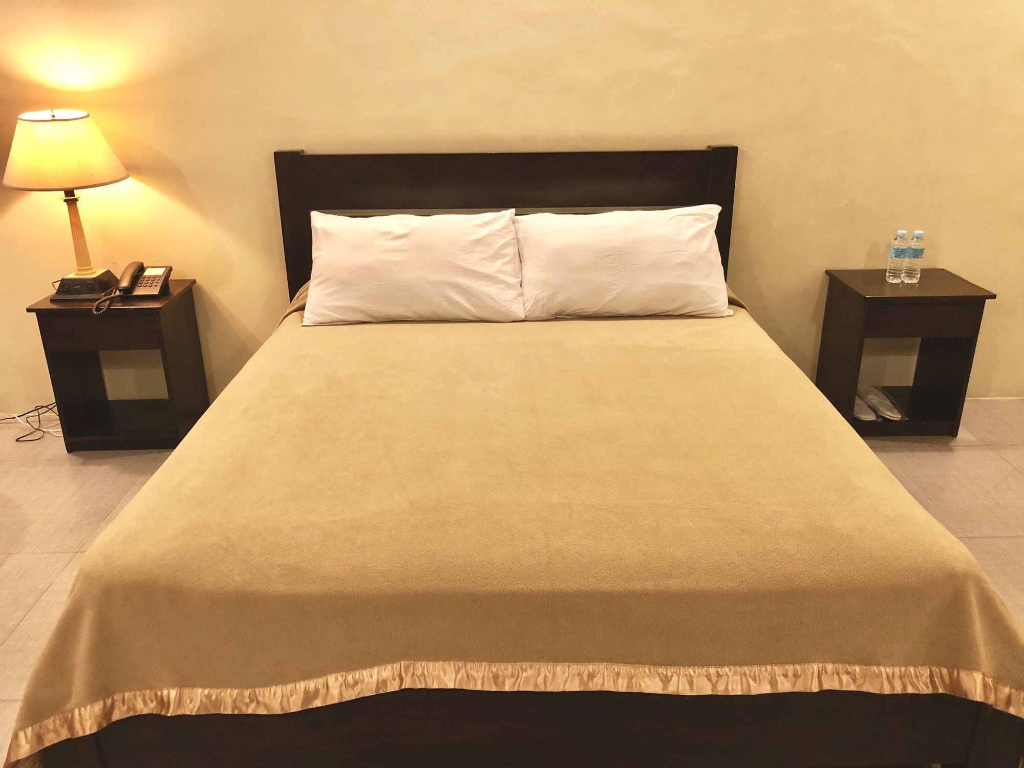 King'S Royale Hotel And Resort Bacolor Екстер'єр фото